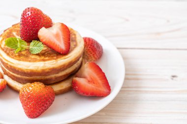 taze çilek ile sufle gözleme