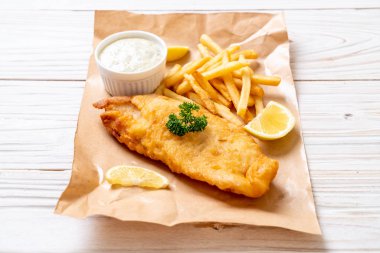 Balık ve patates kızartması. Sağlıksız yiyecekler.