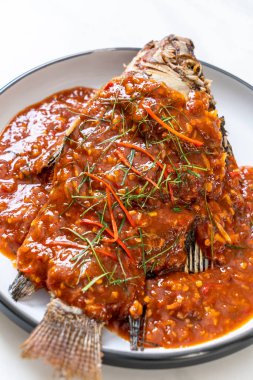 Derin kızarmış balık biber sosu ile