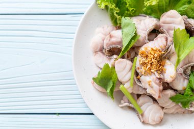 Haşlanmış balık dip sos ile