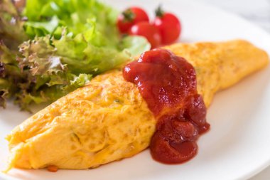 Bir omlet kaydırma aromalı Fried Rice