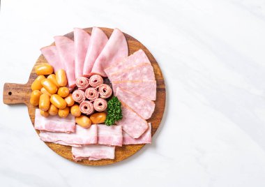 pastırma, sosis, jambon füme ve barbekü pastırma ahşap tahta üzerinde