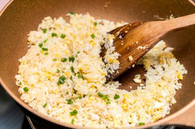 Pan kızarmış pilav pişirme