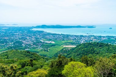 Phuket şehir manzarası ile deniz plaj ve mavi gökyüzü