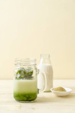 Matcha yeşil çay buzlu cam sütlü