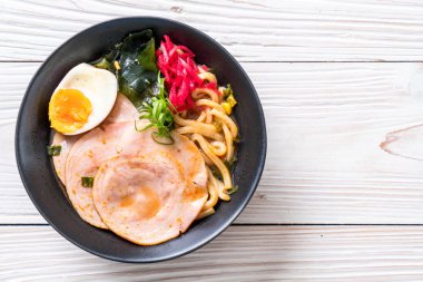 Baharatlı miso udon ramen noodle ile domuz eti - Japon gıda tarzı