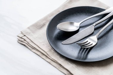 boş tabak kaşık çatal ve bıçak masada