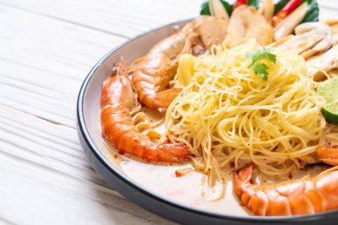 Baharatlı karides spagetti makarna (Tom Yum Goong) - İtalyan Füzyon gıda tarzı