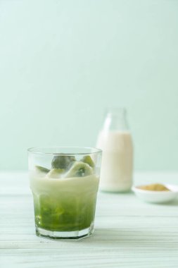 Matcha yeşil çay buzlu süt ile