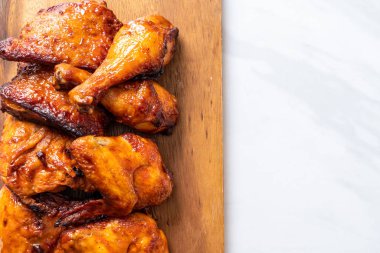 Masada ızgara ve ızgara tavuk.