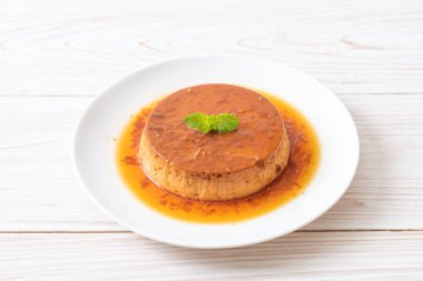 Ev yapımı karamel kremalı puding