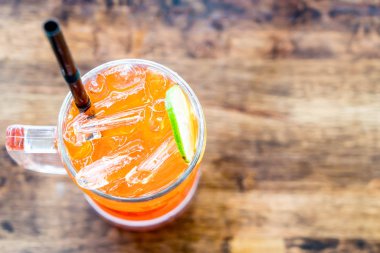 ahşap masa olarak buzlu limonlu çay