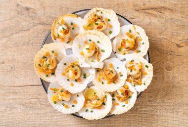 Kızarmış deniz tarağı, tereyağı ve sarımsak.