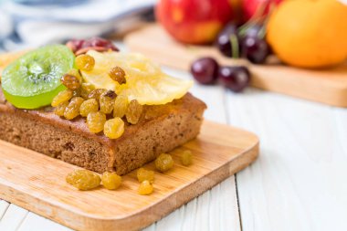 Meyveli kek ahşap arka plan üzerinde