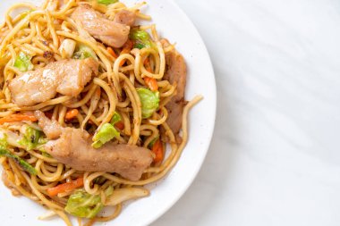 tavada kızartılmış yakisoba noodle domuz eti ile