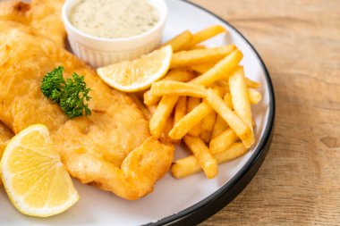 Kızartmalı balık ve patates kızartması.