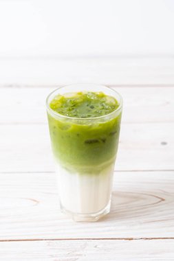 Buzlu kibrit yeşil sütlü latte.