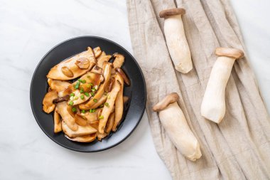 tavada kızartılmış Kral istiridye, istiridye soslu mantar