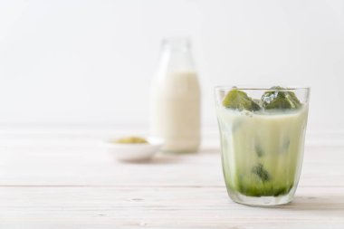 Matcha yeşil çay buzlu süt ile