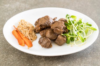 Masanın üzerine sebzeli dana biftek