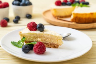 Ahududu ve yaban mersini ile ev yapımı cheesecake 