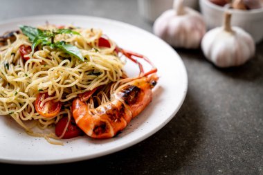 ızgara karides ve domates - İtalyan Füzyon gıda tarzı ile tavada kızartılmış spagetti