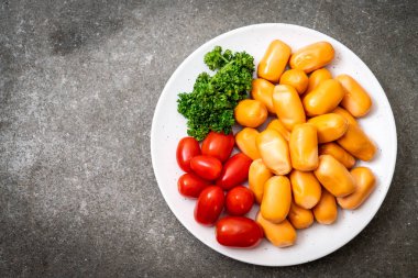 domuz eti kokteyl sosisi plaka üzerinde