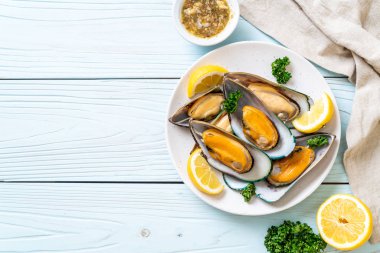 deniz ürünleri midye maydanoz ve limon ile