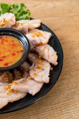 Haşlanmış balık dip sos ile