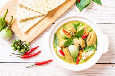 Roti ve tavuk ile yeşil köri