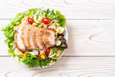 Tavuk göğsü - sağlıklı gıda tarzı ile sağlıklı salata kasesi