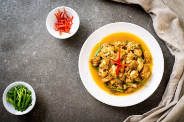 köri tozu ile kızartılmış Yengeç