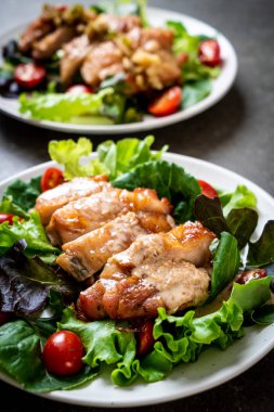 ızgara tavuk salata sebze ile