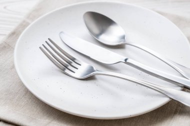 boş tabak kaşık çatal ve bıçak masada