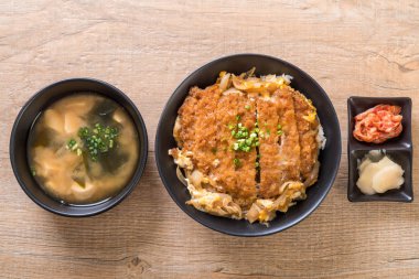 Kızarmış domuz pirzolası kasesi (Katsudon) - Japon yemek tarzı