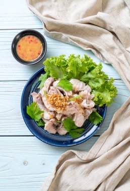 Haşlanmış balık dip sos ile