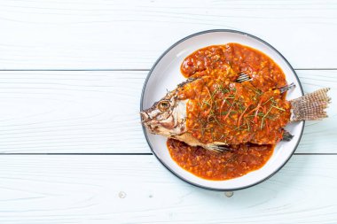 Chili soslu kızarmış balık