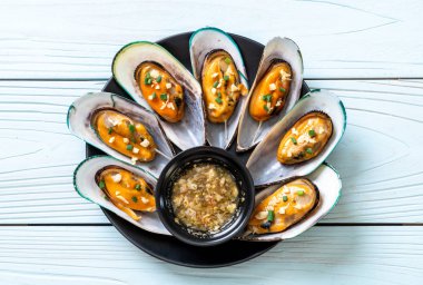 deniz ürünleri midye limon ve sarımsak ile