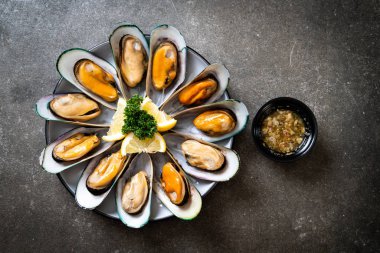 deniz ürünleri midye maydanoz ve limon ile