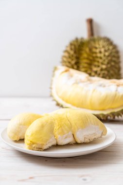 Ahşap zemin üzerinde taze Durian meyvesi