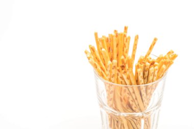 Beyaz arkaplanda izole edilmiş bisküvi çubukları