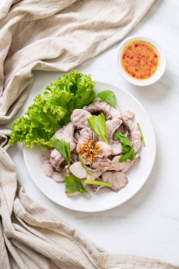 Haşlanmış balık dip sos ile