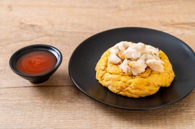 omlet Yengeç eti ve chili sos ile