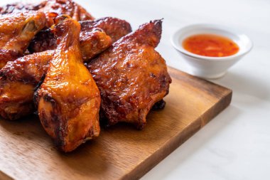 Masada ızgara ve ızgara tavuk.