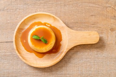 Naneli ev yapımı karamel kremalı puding.