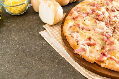 Tarte flambe pizza (soğan, pastırma ve ekşi krema)