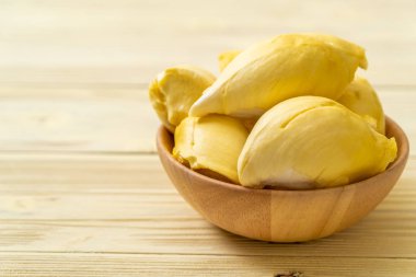 Ahşap zemin üzerinde taze Durian meyvesi