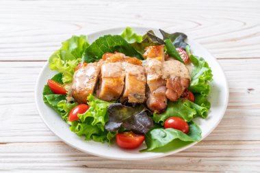 ızgara tavuk salata sebze ile