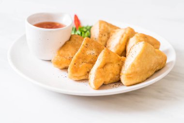 Kızarmış tofu - vegan veya Vejetaryen yiyecekler