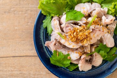 Haşlanmış balık dip sos ile